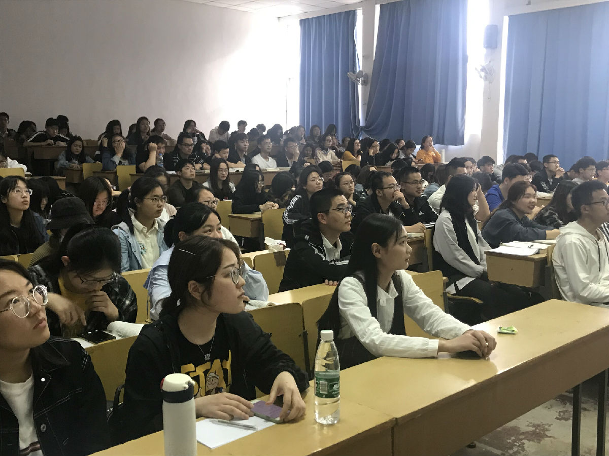 世界杯足球官方网站举办“闪药青春,携手成长” 考研、英语学习经验分享会2.jpg